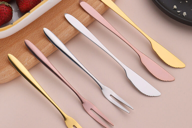 Portable stainless steel cutlery set with wooden handle for students